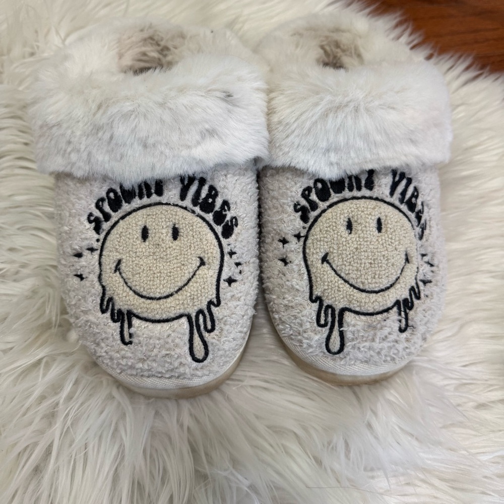 American Eagle Shearling Scuff Slipper Spooky Vibes Smiley Face Cream 8 - Picture 3 of 11